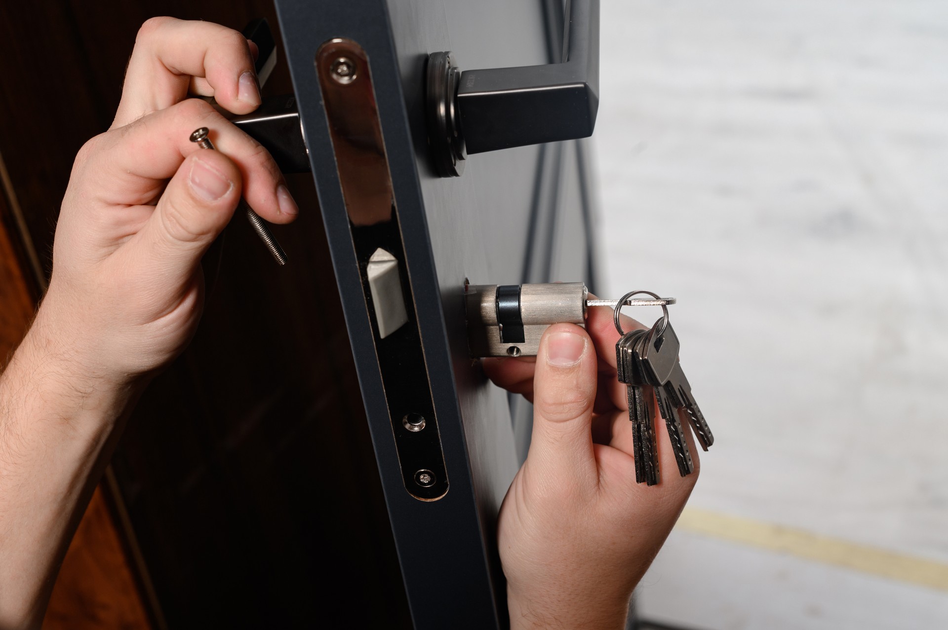 The master installs the core for the door lock, installation work with the door.